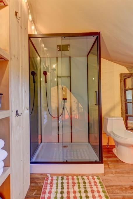 Отель 12 Fires Luxury Glamping With Heating #5 Джонсон-Сити Экстерьер фото